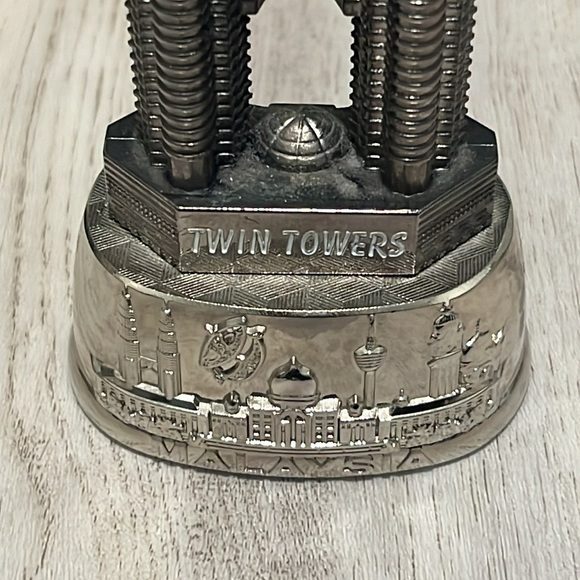 Petronas Twin Towers Malaysia Collectors Statue Pewter Figurine Rare Souvenir - Picture 2 of 4